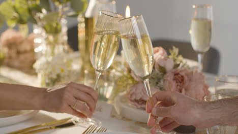 Nahaufnahme-Eines-Paares,-Das-Beim-Hochzeitsempfang-Toast-Mit-Champagner-Am-Gedeckten-Tisch-Macht